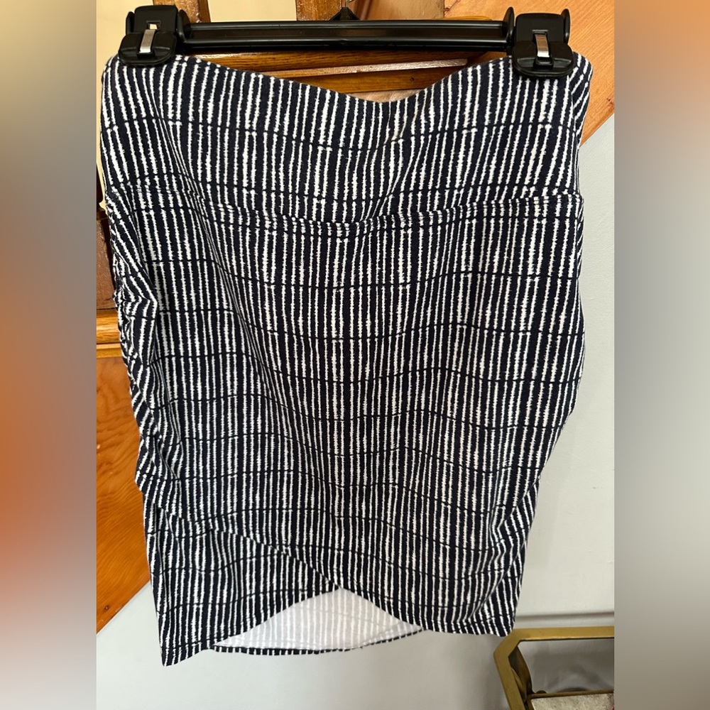 Athleta faux wrap skirt. Stretchy, worn 2x. Back is double lined. Flattering.
